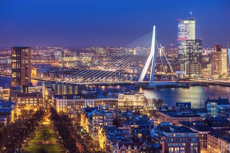Skyline van Rotterdam met de Erasmusbrug bij nacht
