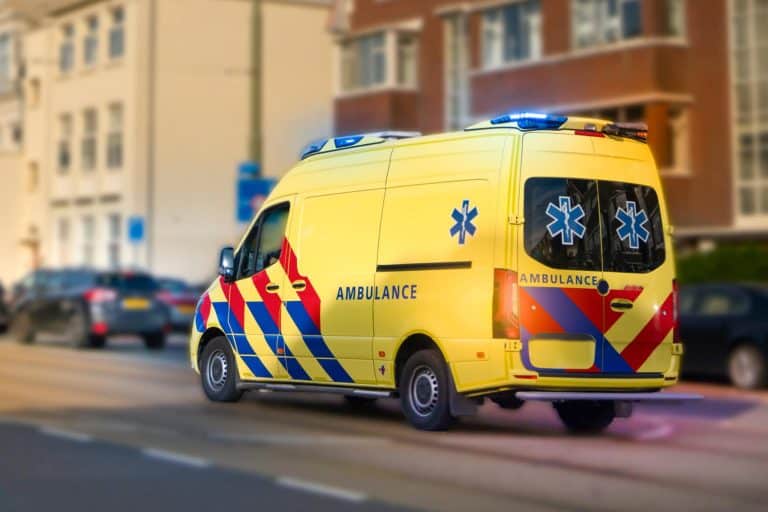 Ambulance in een straat